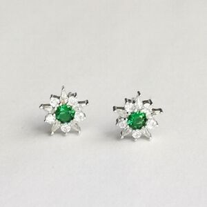 Small flower stud earrings Lab Emerald White Topaz 🆕